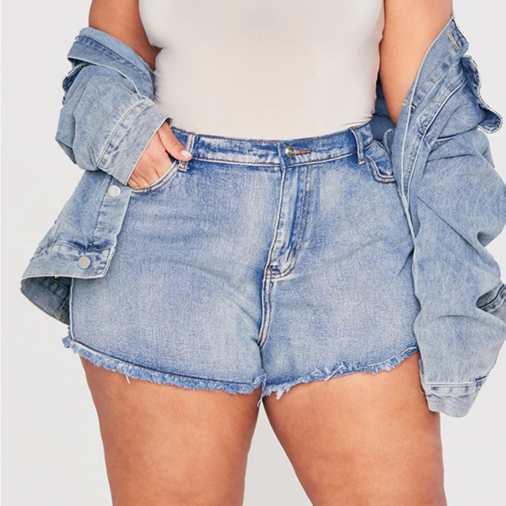 NWT Distressed Denim Frayed Shorts Pretty Little Thing